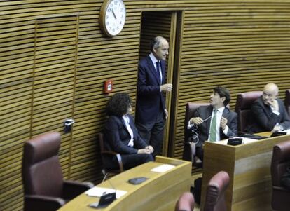 Francisco Camps, a su entrada esta ma&ntilde;ana en las Cortes. 