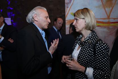 El periodista Álex Grijelmo conversa con Beatriz Becerra, vicepresidenta de la Subcomisión de Derechos Humanos del Parlamento Europeo.