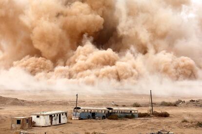 Explosión durante la simulación de un combate con Hizbulá en el desierto de Arava, donde se ha reconstruido un pueblo libanés cerca de la base militar Shizafon en el sur de Israel.