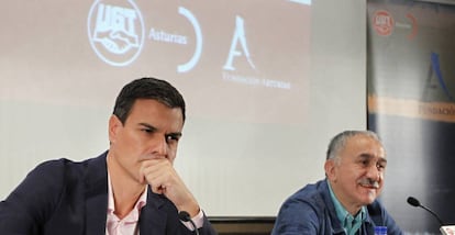 Pedro Sánchez, con Josep María Álvarez en un acto de UGT.