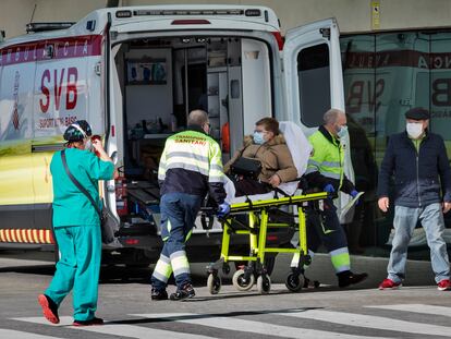 Una ambulancia traslada a una mujer con covid en la Comunidad Valenciana.