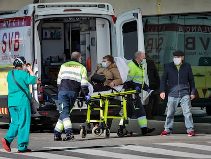 Una ambulancia traslada a una mujer con covid en la Comunidad Valenciana.