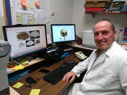Fernando Serrulla forense en su laboratorio de Verín