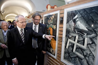 Montilla y Benach, ayer en el Parlament, ante una exposición de carteles de la Guerra Civil.