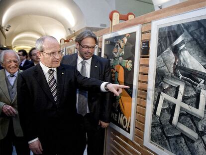 Montilla y Benach, ayer en el Parlament, ante una exposición de carteles de la Guerra Civil.