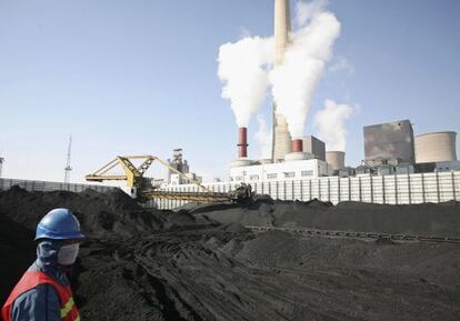Depósito de carbón de la planta industrial de Daba en Qingtongxia (China).