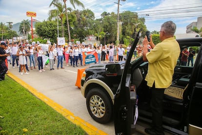 Trabajadores del Poder Judicial realizan un bloqueo en Acapulco, este jueves.