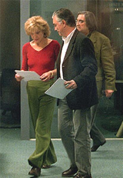 Marisa Paredes y Eduardo Campoy, durante la firma del documento.