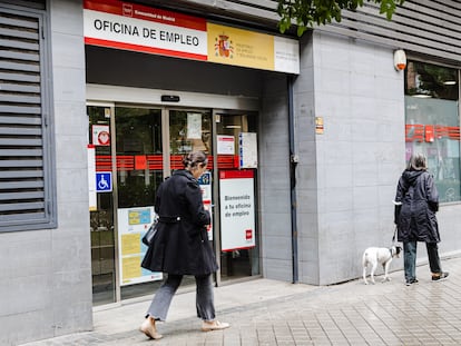 Varias personas pasan por delante de la oficina de empleo de Paseo de las Acacias, en Madrid.