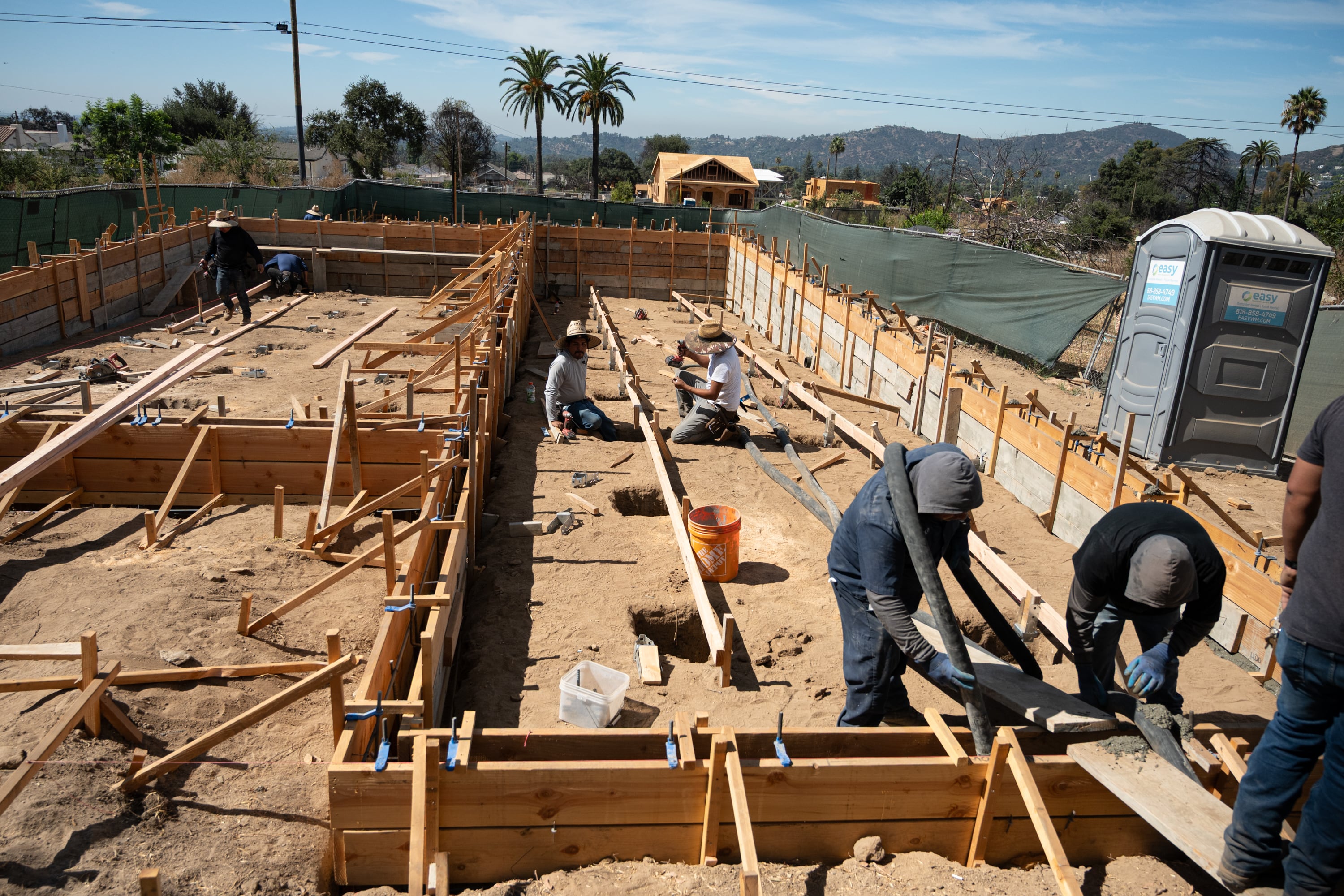Trabajadores reconstruyen una vivienda en Altadena, California, este martes.