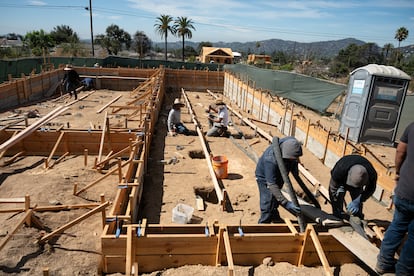 Trabajadores reconstruyen una vivienda en Altadena, California, este martes.