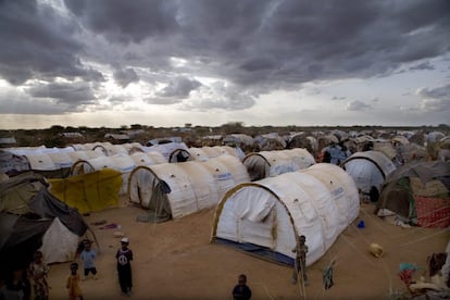 <p>Las tiendas familias se utilizan en campos como el de Dadaab, en Kenia. Este recinto en realidad está formado por cinco asentamientos, el primero de ellos fundado en 1991. En ellos han llegado a vivir un millón de personas, lo que lo convierte en el más numeroso del mundo. </p> <p>En la imagen se observan las carpas de IFO1, uno de los cinco campos de Dadaab. Las tiendas están muy juntas porque no hay espacio suficiente para alojar a todas las personas que lo necesitan. La mayoría de ellos son somalíes que huyen de la violencia del grupo terrorista Al Shabab. El campo fue pensado para acoger a 90.000 desplazados y hay cerca de 300.000. El acceso a agua, saneamiento, educación y sanidad es limitado.</p>