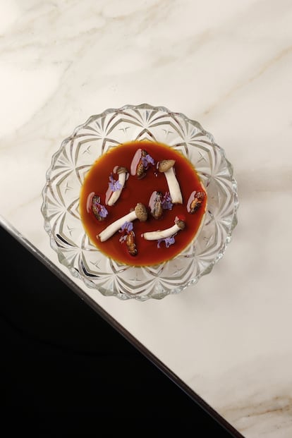 Flan salado de grillos, grillos crocantes, hongos crudos y flores de romero. Imagen proporcionada por el cocinero Diego Prado.