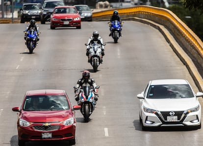 Motociclistas circulan en avenida  Río Mixcoac, en la Ciudad de México, el 25 junio 2023.