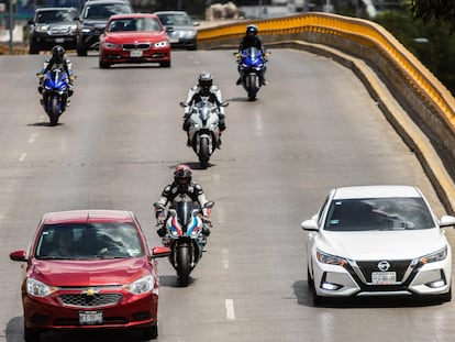 Motociclistas circulan en avenida  Río Mixcoac, en la Ciudad de México, el 25 junio 2023.