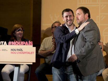 Junqueras amb l&#039;exdiputat socialista Toni Com&iacute;n en un acte a l&#039;Hospitalet de Llobregat.