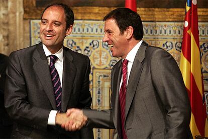 Francisco Camps (PP) y Joan Ignasi Pla (PSPV) sellan el acuerdo, ayer, en la sede de la Generalitat.