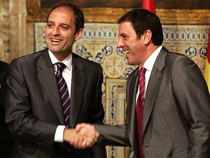 Francisco Camps (PP) y Joan Ignasi Pla (PSPV) sellan el acuerdo, ayer, en la sede de la Generalitat.