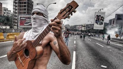 Tomás Vivas, 29 anos, com instrumento tradicional de cordas da Venezuela