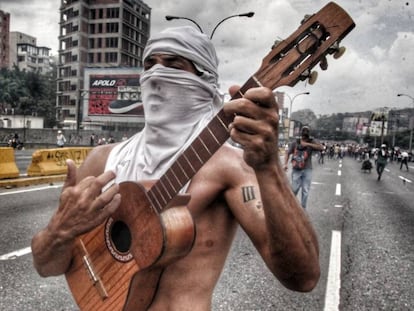 Tomás Vivas, 29 anos, com instrumento tradicional de cordas da Venezuela