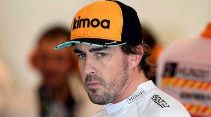 Fernando Alonso, con una gorra de su marca Kimoa, antes de un Gran Premio de Fórmula 1.