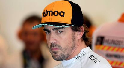 Fernando Alonso, con una gorra de su marca Kimoa, antes de un Gran Premio de F&oacute;rmula 1.