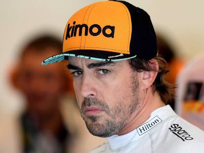 Fernando Alonso, con una gorra de su marca Kimoa, antes de un Gran Premio de F&oacute;rmula 1.