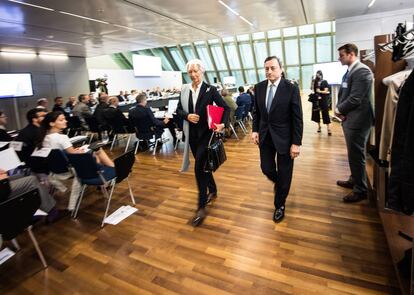 Christine Lagarde, presidenta del BCE junto al expresidente del organismo, Mario Draghi, el pasado viernes.