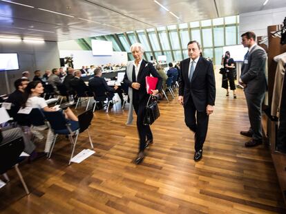 Christine Lagarde, presidenta del BCE junto al expresidente del organismo, Mario Draghi, el pasado viernes.