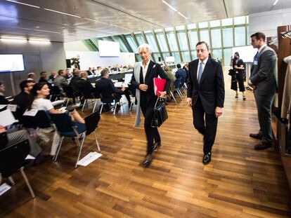 Christine Lagarde, presidenta del BCE junto al expresidente del organismo, Mario Draghi.