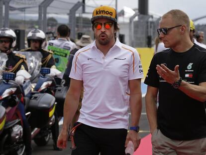 Fernando Alonso, con un miembro de McLaren, en el circuito Paul Ricard.