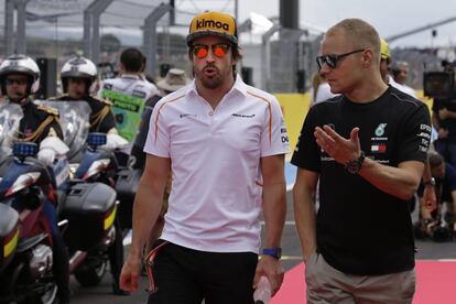 Fernando Alonso, con un miembro de McLaren, en el circuito Paul Ricard.