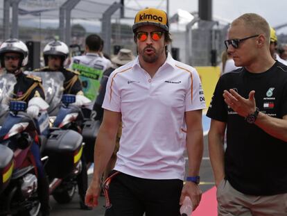 Fernando Alonso, con un miembro de McLaren, en el circuito Paul Ricard.