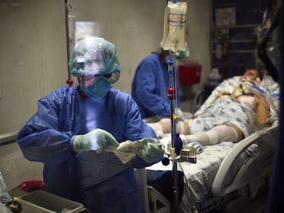 Personal médico atiende a un paciente de coronavirus en un hospital en la Ciudad de México.