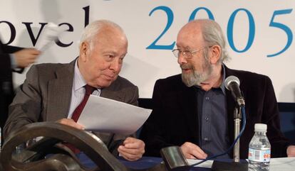 El presidente del Grupo PRISA, Jesús de Polanco (a la izquierda), conversa con el presidente del jurado del VIII Premio Alfaguara de Novela, Caballero Bonald, en 2005.