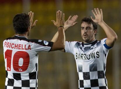 Alonso celebra un gol con Fisichella, el que fuera su compañero en Renault