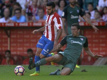 De Marcos lucha por la pelota con Víctor Rodriguez.