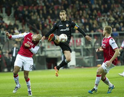 Soldado entre Simon Poulsen y Ragner Klavan.