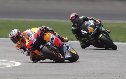 Casey Stoner seguido del italiano Andrea Dovizioso.