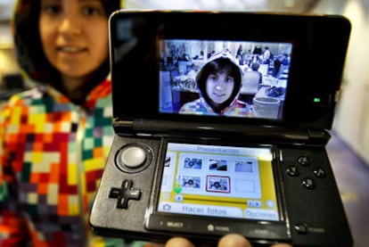 Un autorretrato en tres dimensiones, con la consola Nintendo 3DS.