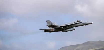 Un F-18 del Ej&eacute;rcito despega de la base canaria de Gando