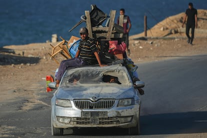 Palestinos desplazados huyen del norte de Gaza este viernes. 