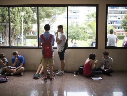 Los alumnos repasan en los pasillos los temarios antes del comienzo de las pruebas.