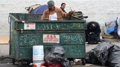 Varias personas buscan entre la basura de Los &Aacute;ngeles (EE UU). 