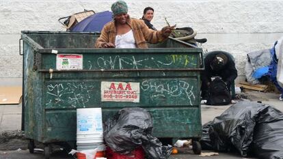 Varias personas buscan entre la basura de Los &Aacute;ngeles (EE UU). 