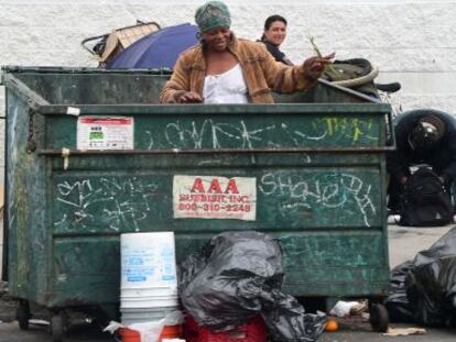 Varias personas buscan entre la basura de Los &Aacute;ngeles (EE UU). 