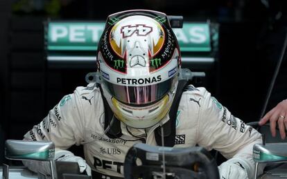 Lewis Hamilton sale de su bñolido tras unos entrenamientos.