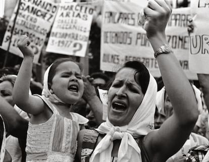 Manifestación en Plaza de Mayo en 1982.