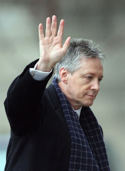 Peter Robinson, a su llegada hoy al Parlamento de Stormont.