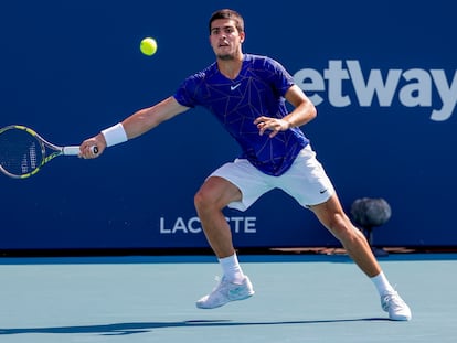 Alcaraz intenta devolver la pelota durante el partido de este lunes contra Cilic en Miami.